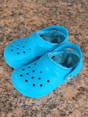 CROCS Kids Fuzzy-Lined Clogs - Bright Turquoise Size 10 Toddler